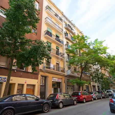 Stylish Flat Near Montjuic & Center Barcelona