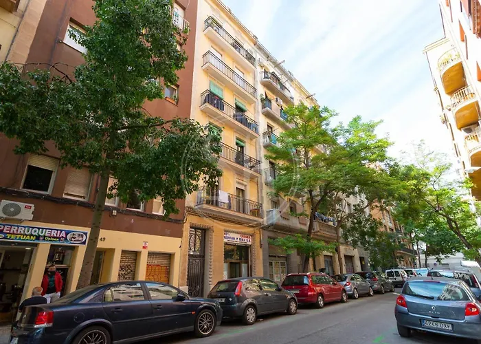 Stylish Flat Near Montjuic & Center Barcelona